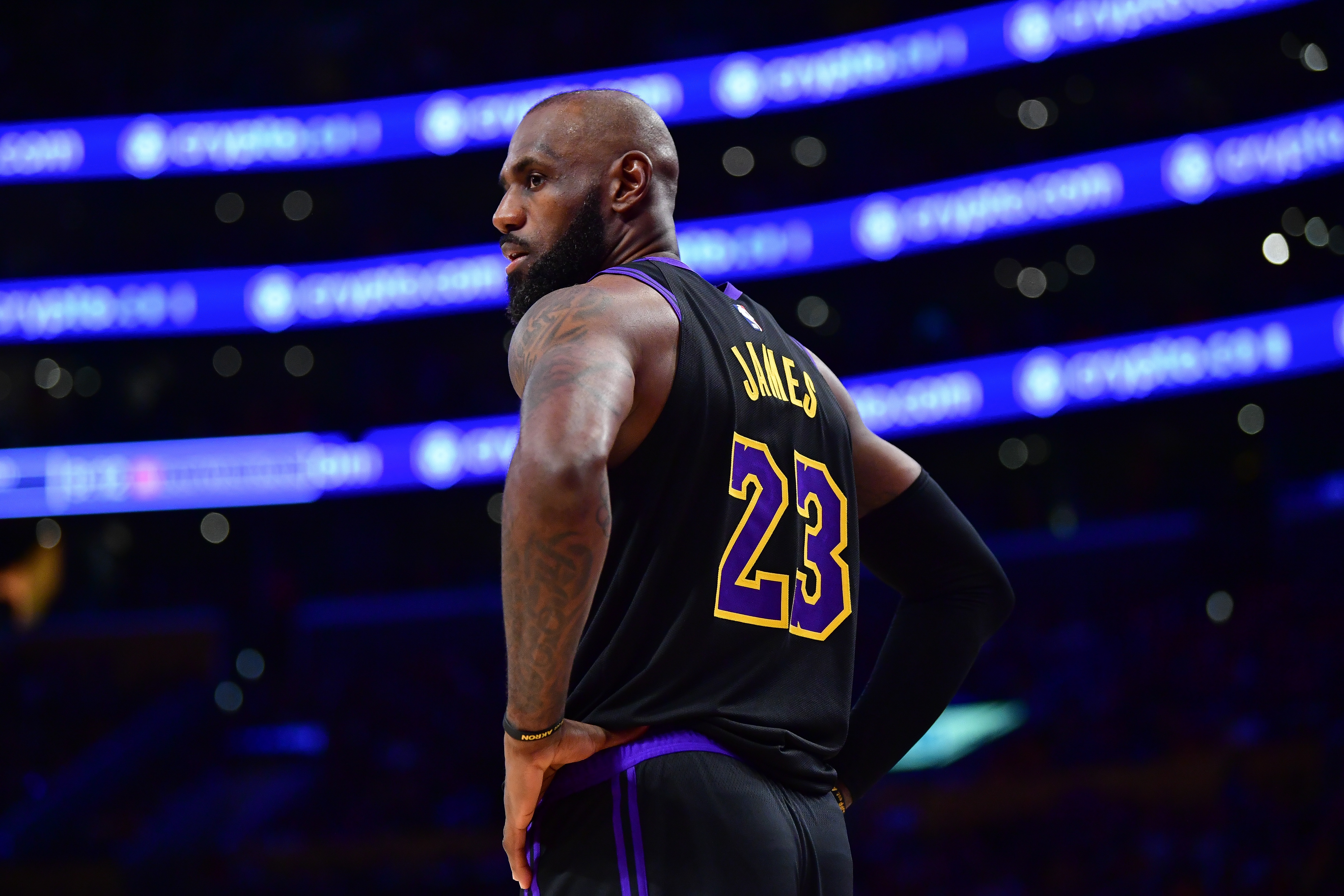 詹姆斯是NBA历史的GOAT吗？杨毅和A·史密斯同时举牌：不是